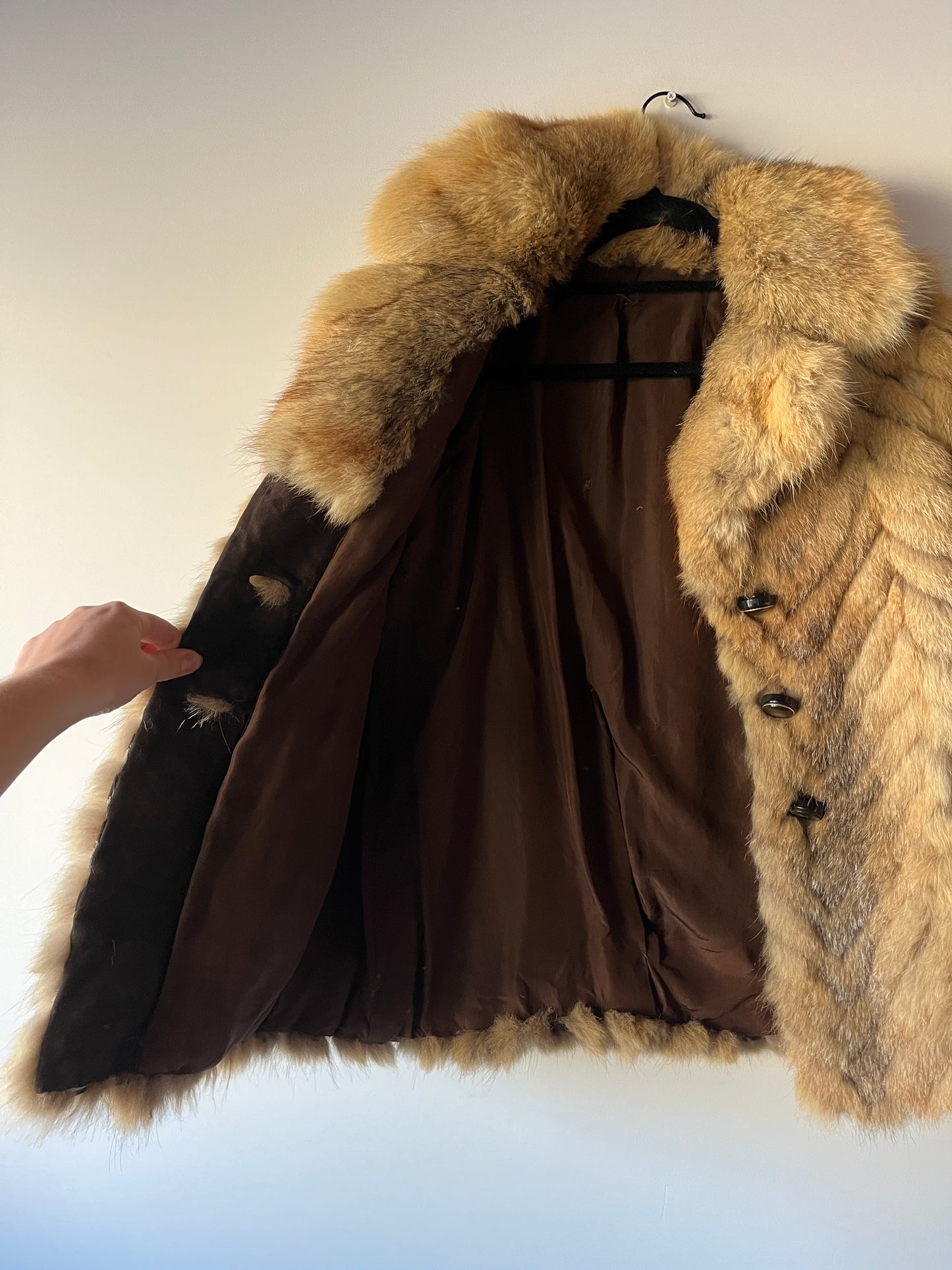 Manteau en fourrure galonnée fauve