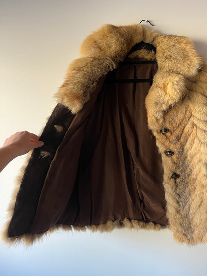 Manteau en fourrure galonnée fauve