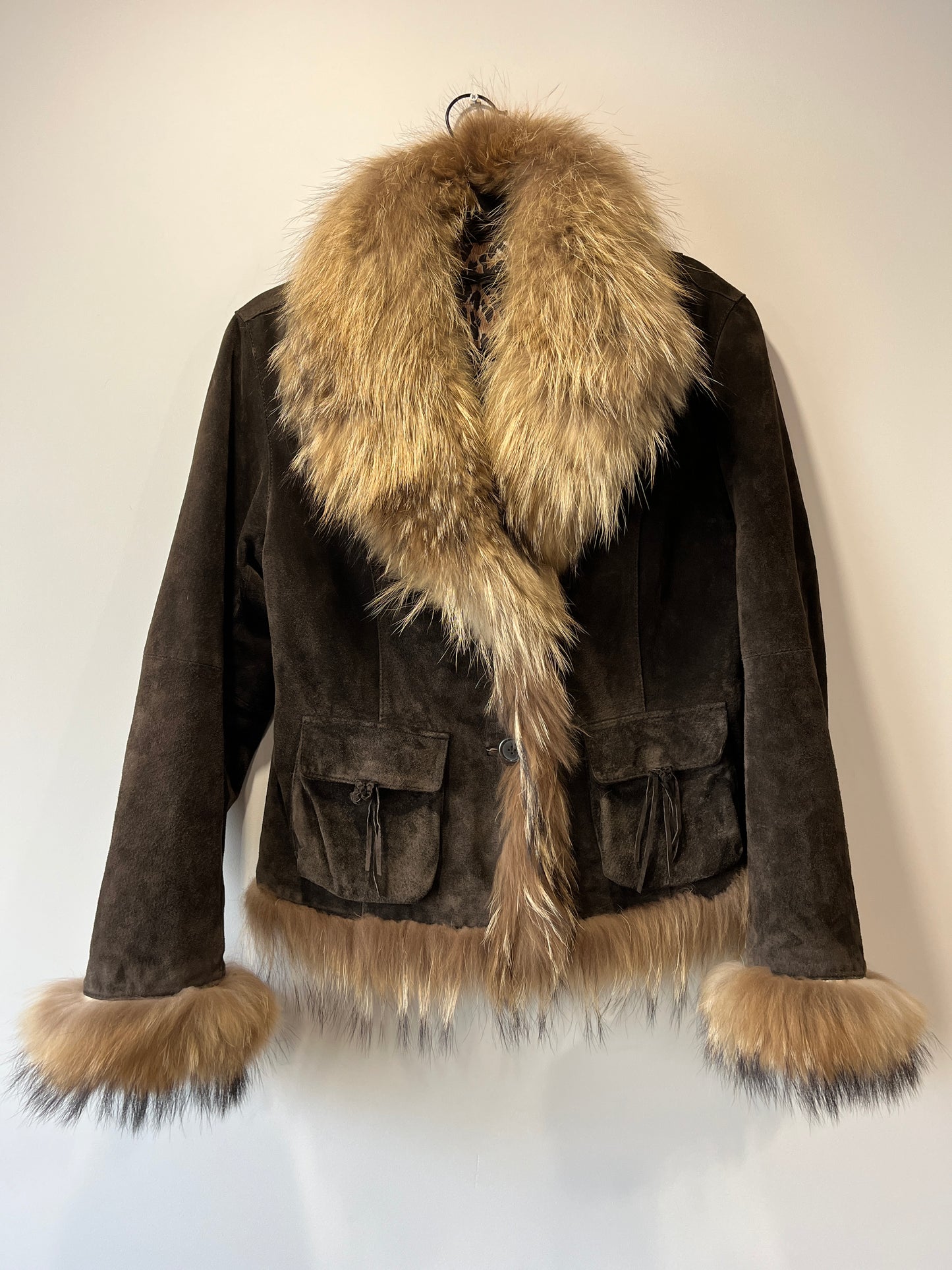 Veste en cuir avec bordures en fourrure