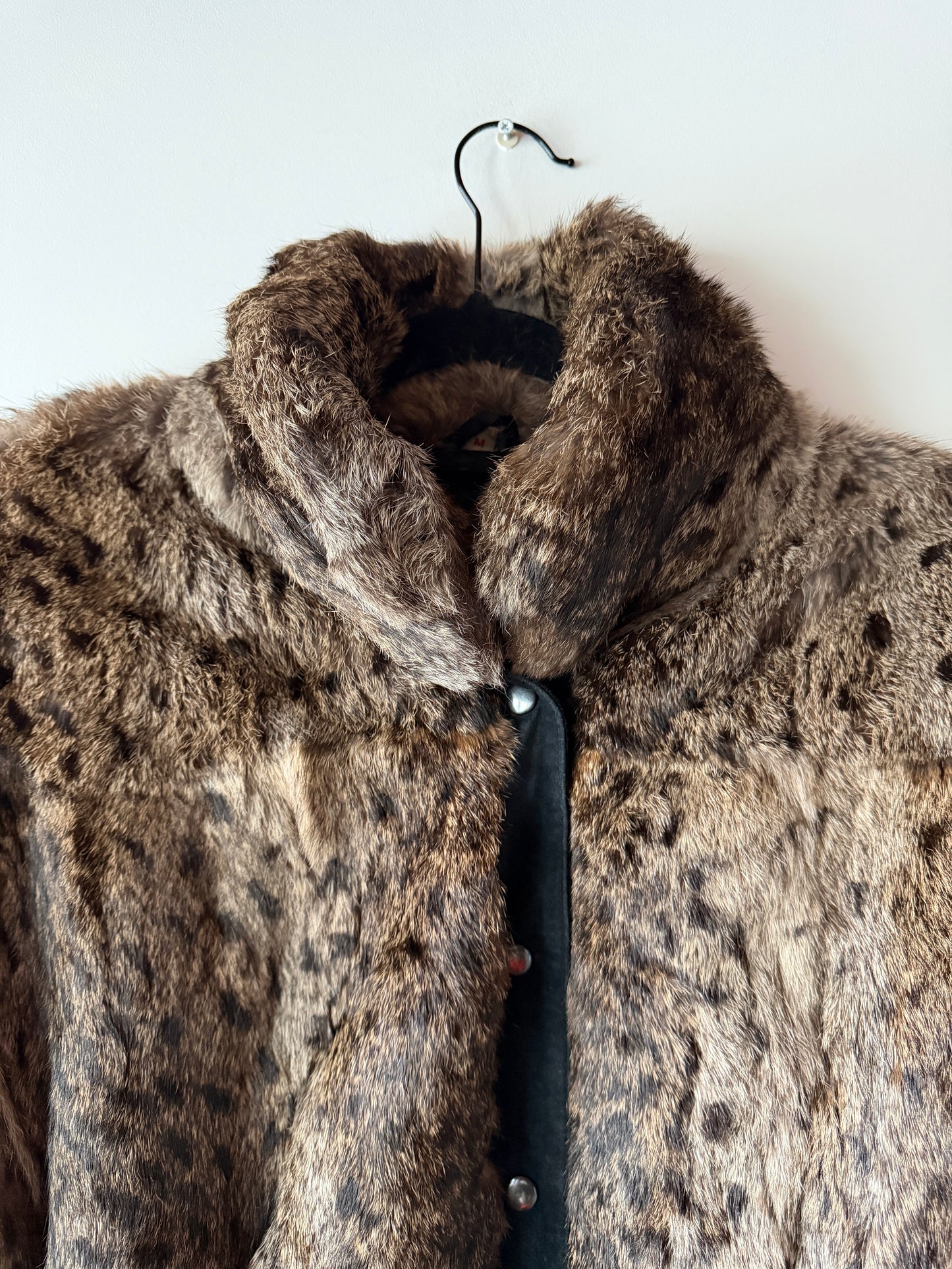 Veste en fourrure imprimée et cuir noir