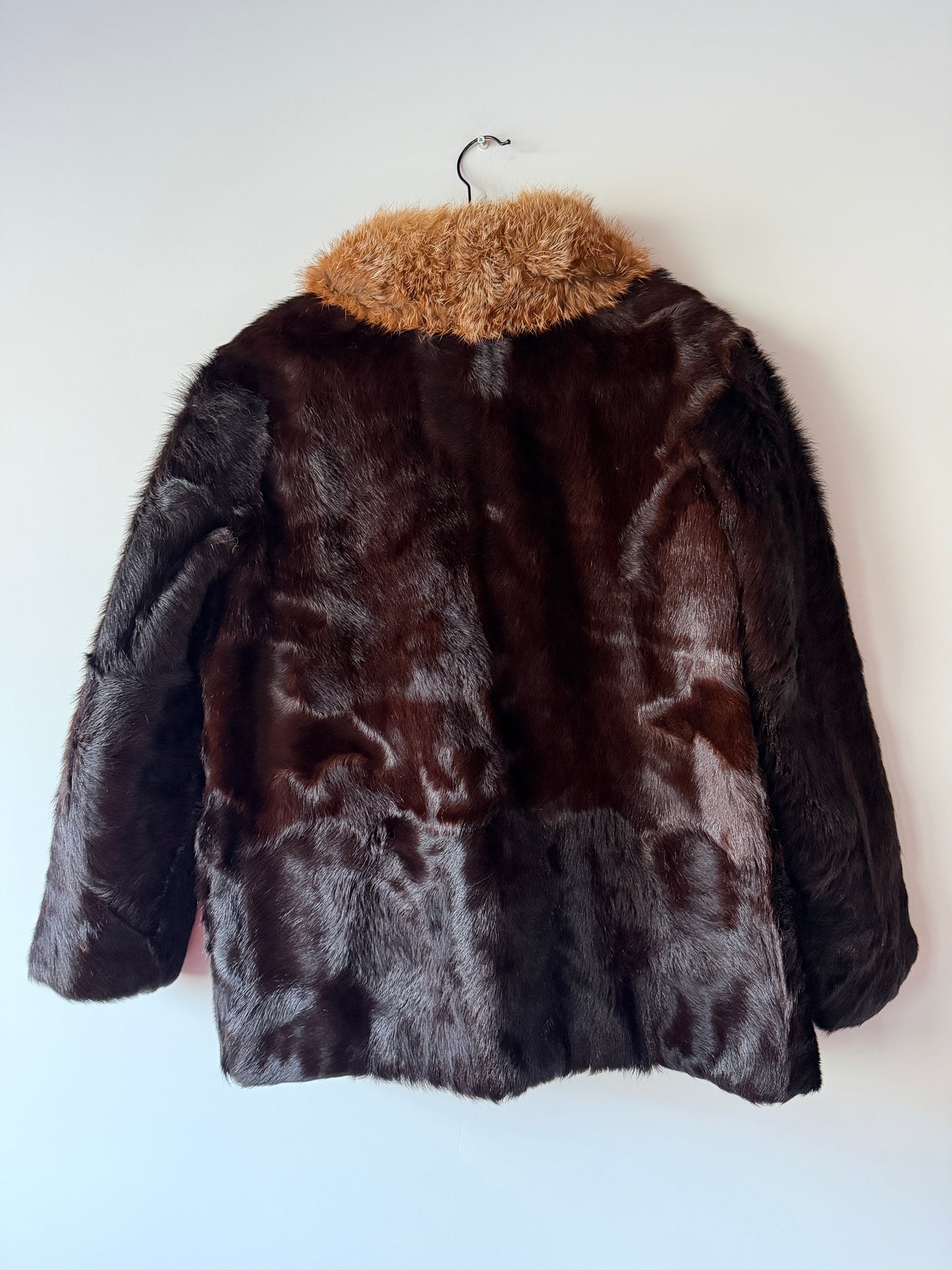 Manteau en fourrure marron et col roux
