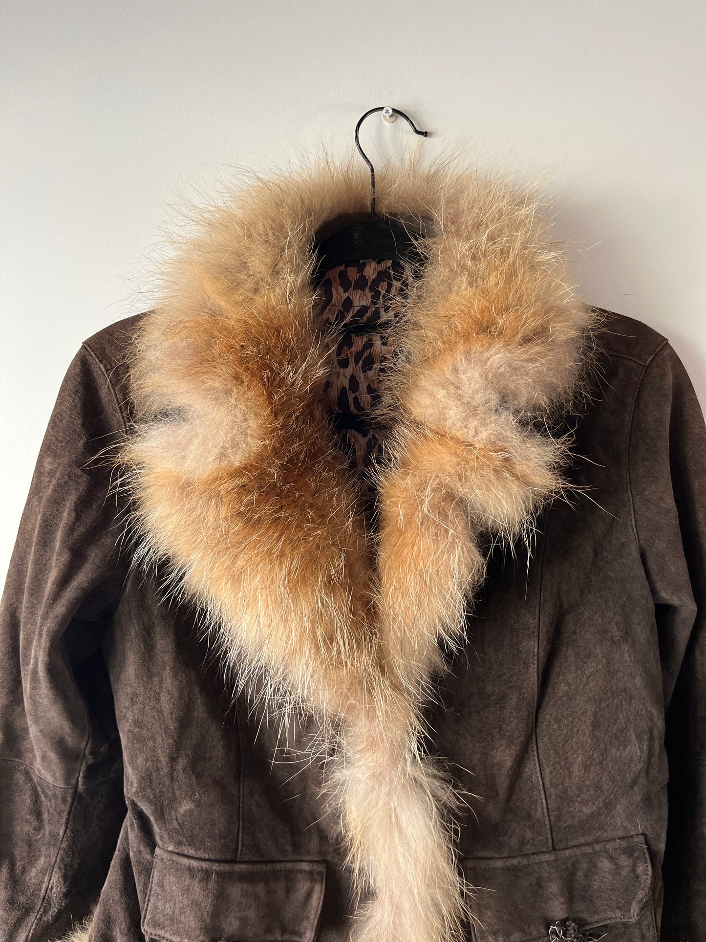 Veste en cuir avec bordures en fourrure