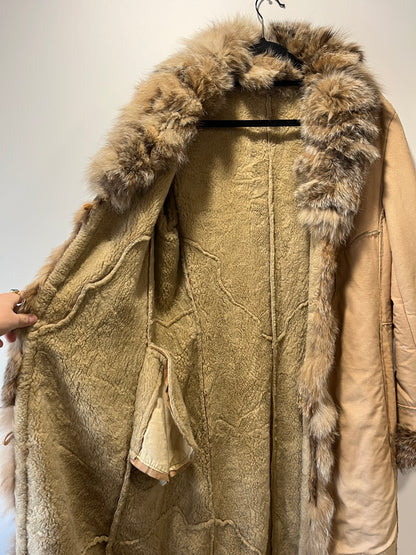 Manteau long beige avec bordures en fourrure