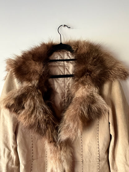 Veste en cuir beige avec bordures en fourrure