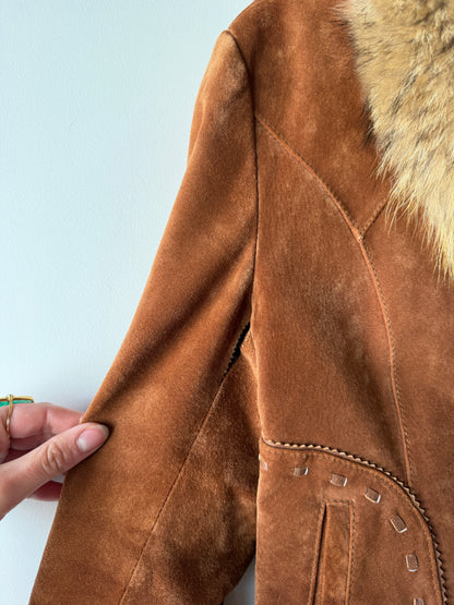 Veste en cuir marron avec bordures en fourrure beige