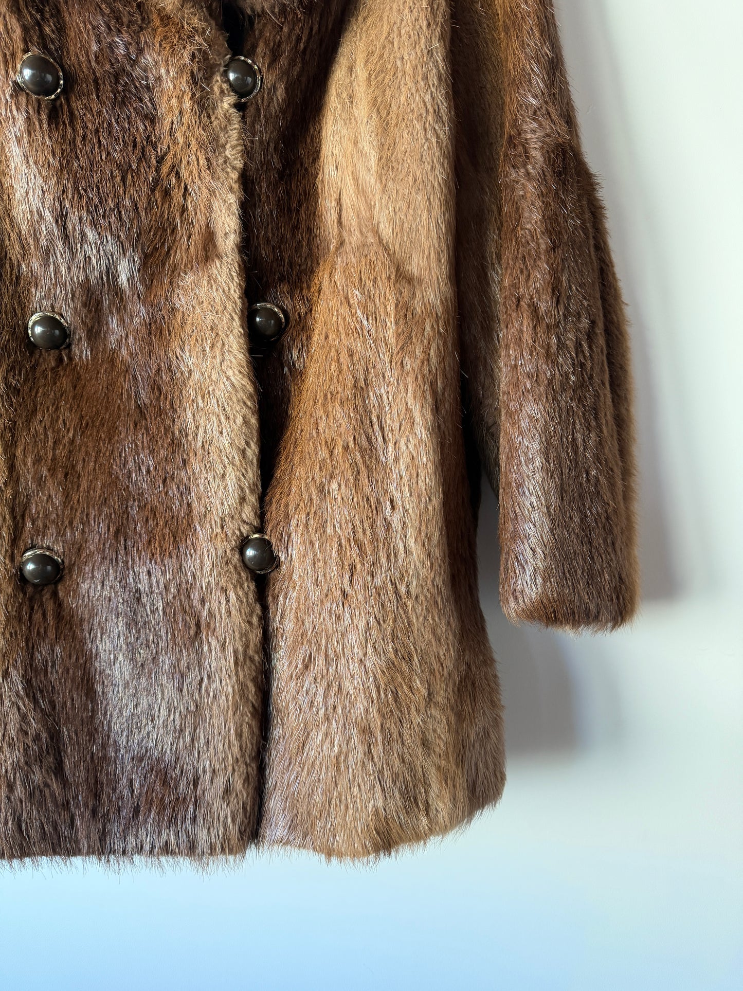 Manteau en fourrure forme caban