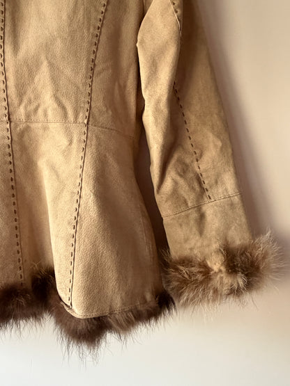 Veste en cuir beige avec bordures en fourrure