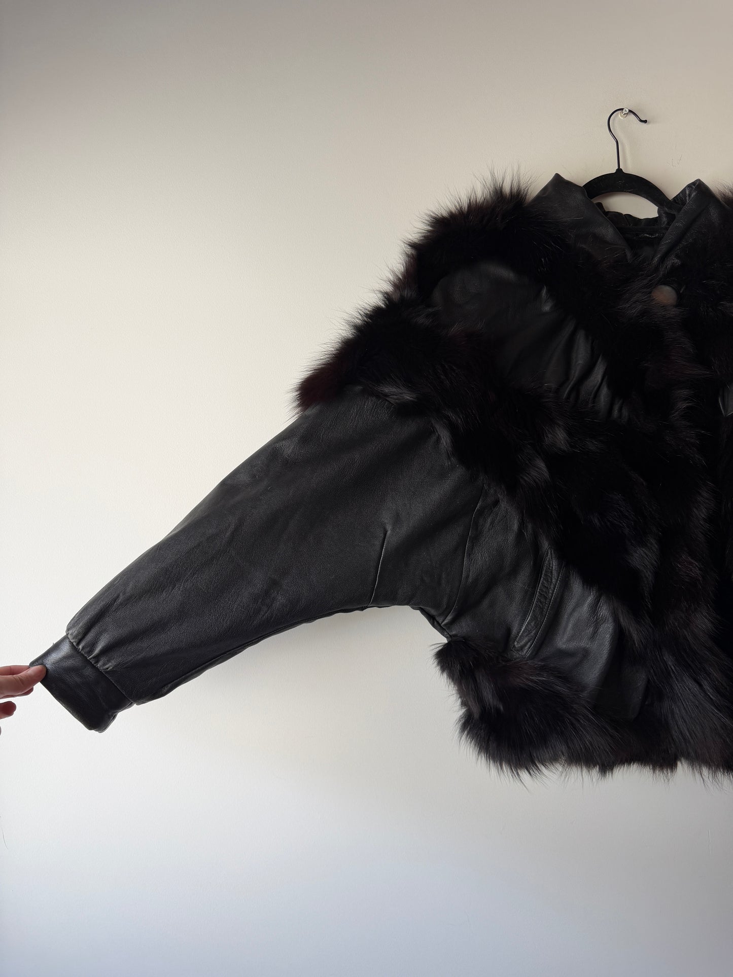 Veste en cuir et fourrure à manches chauve-souris