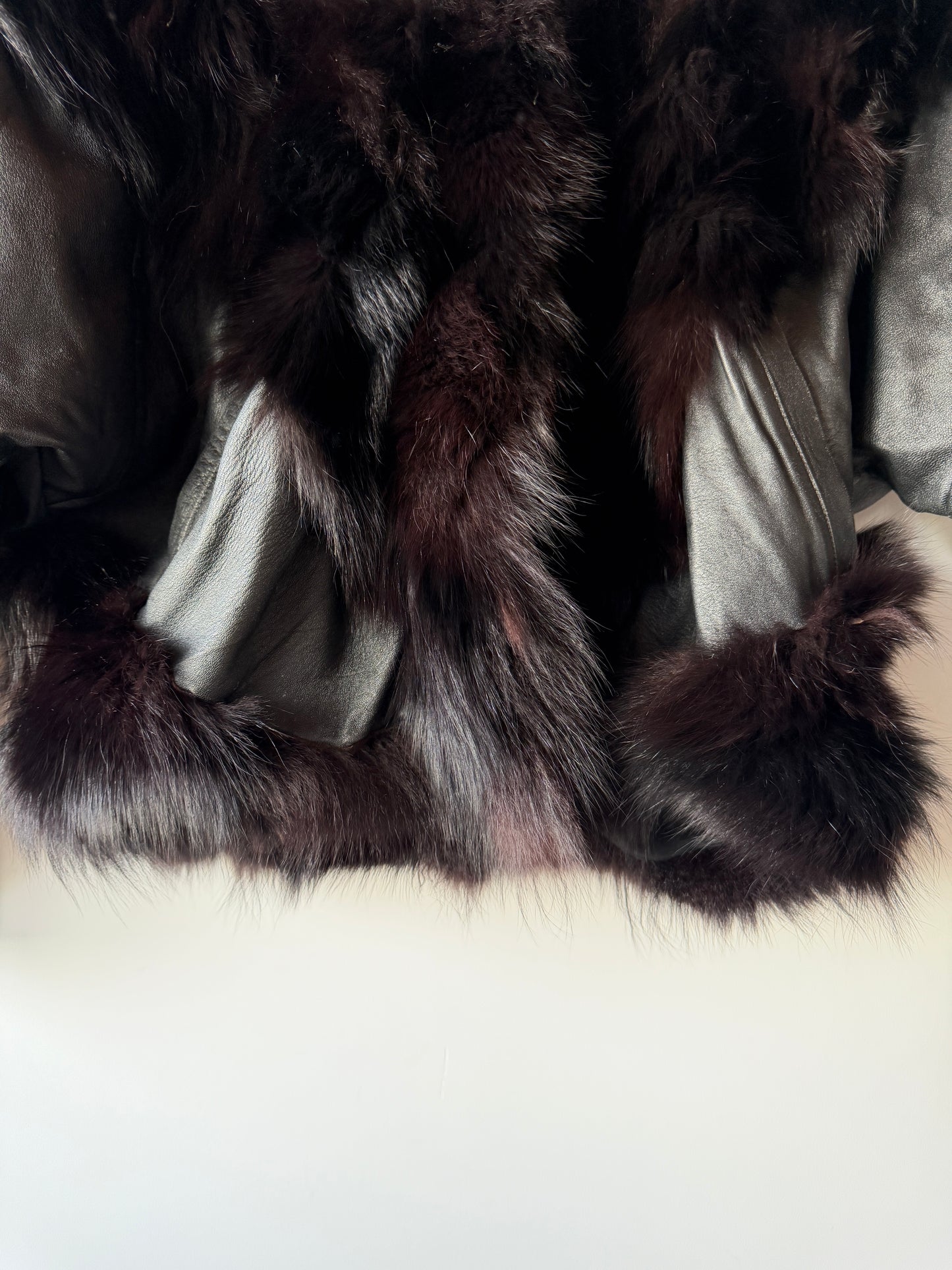 Veste en cuir et fourrure à manches chauve-souris