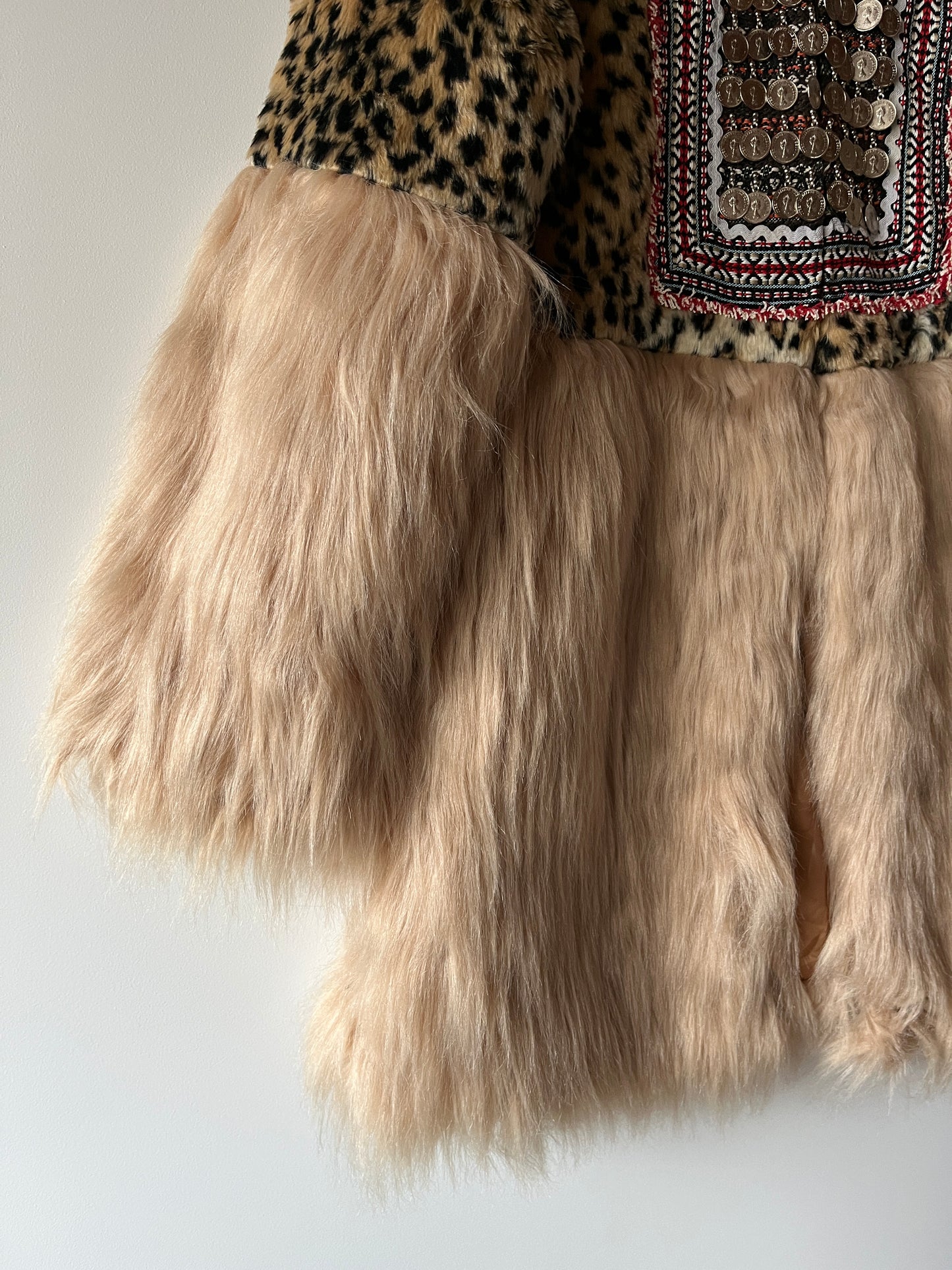 Veste bi-matière léopard brodé et fausse fourrure