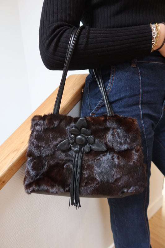 Sac en fourrure marron et fleur en cuir