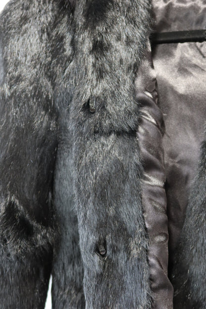 Veste à capuche courte en fourrure noire
