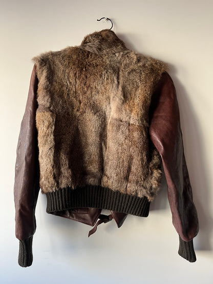 Veste courte en fourrure et cuir à boucles