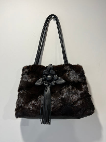 Sac en fourrure marron et fleur en cuir