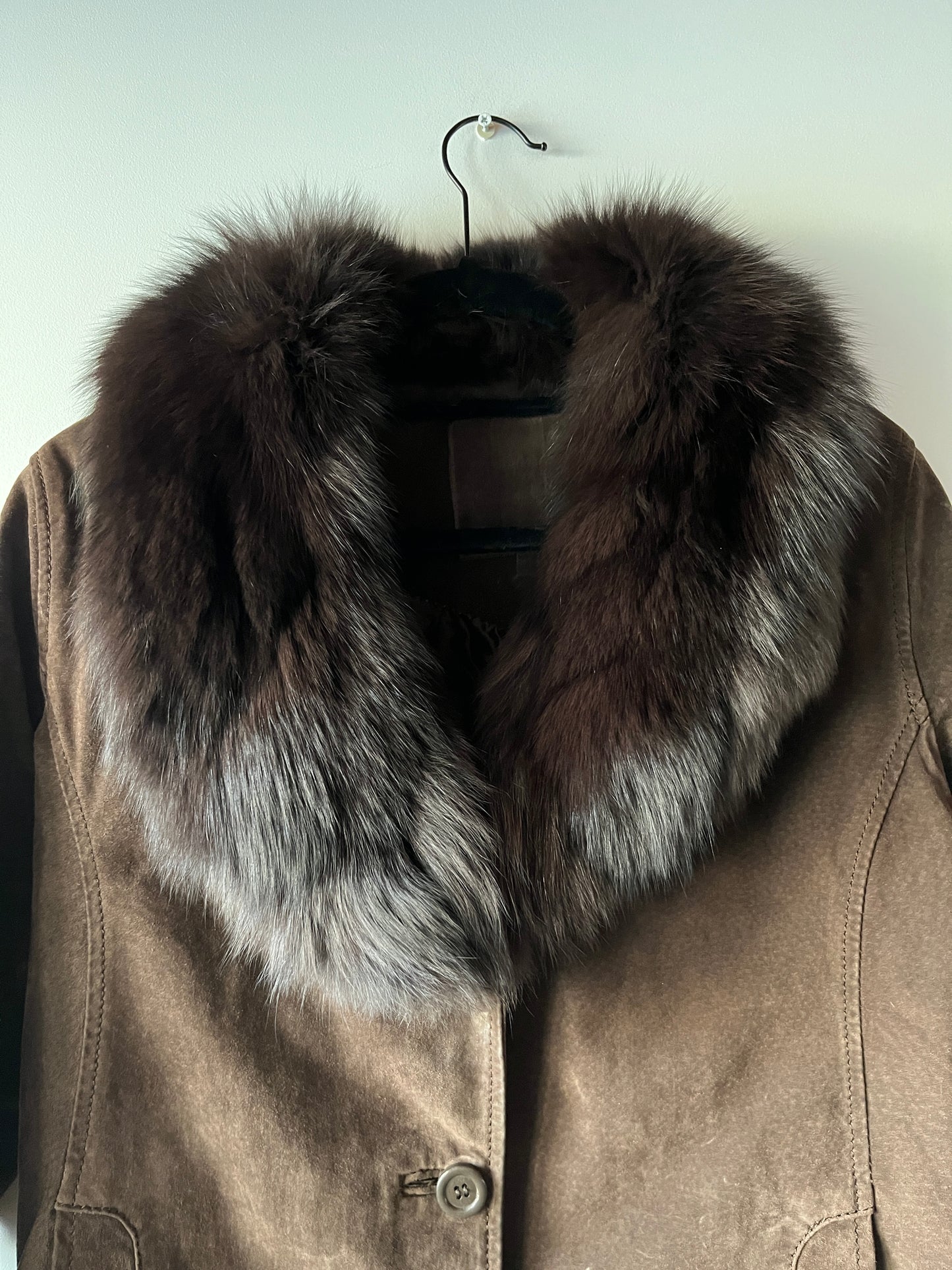 Veste en cuir avec bordures en fourrure marron