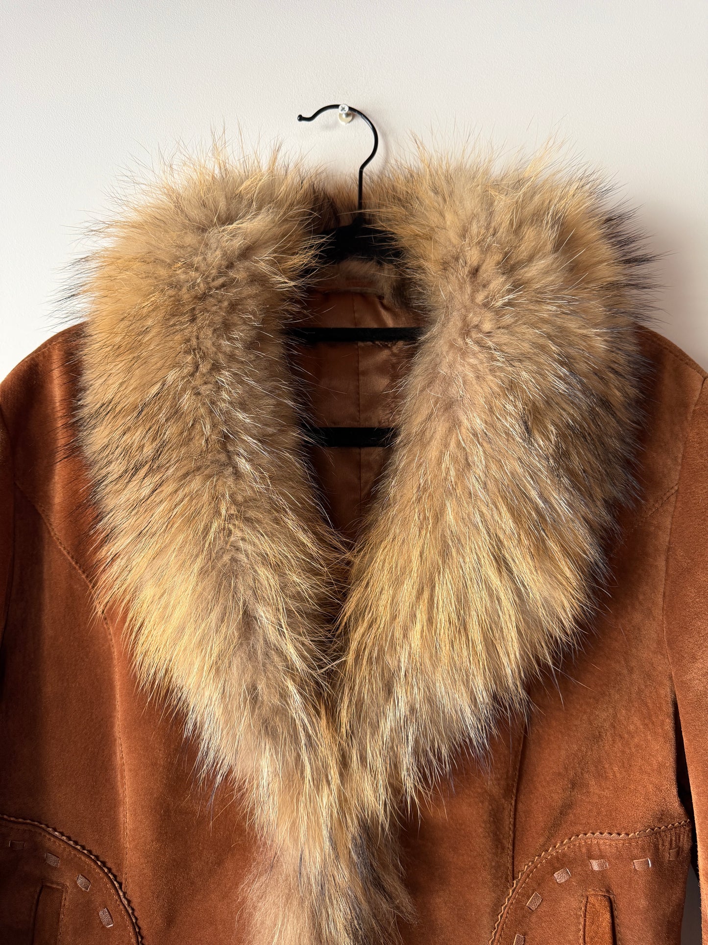 Veste en cuir marron avec bordures en fourrure beige