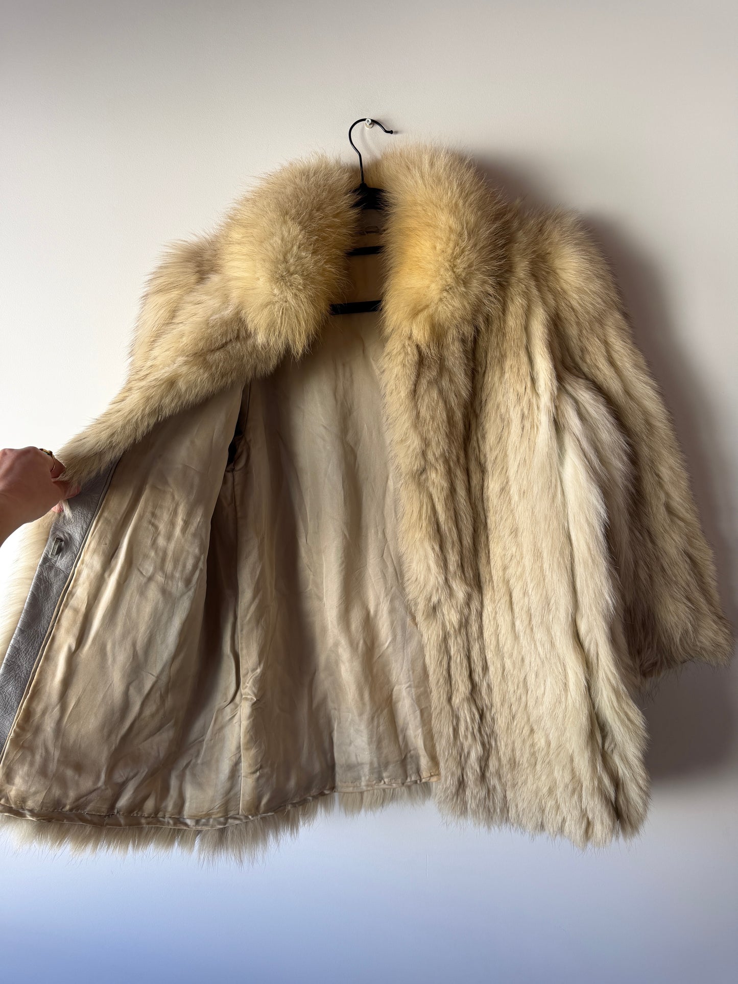 Manteau en fourrure galonné blanc