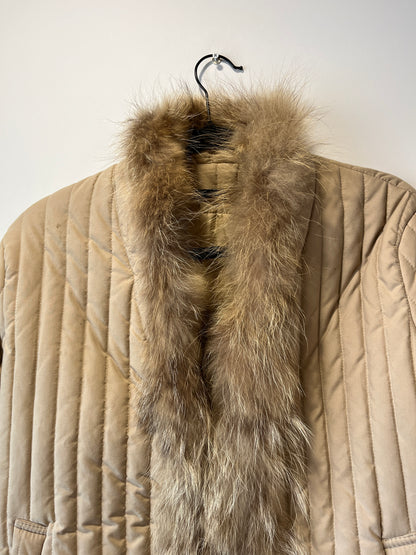 Veste matelassée beige avec bordures en fourrure