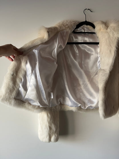 Veste à capuche courte en fourrure blanche