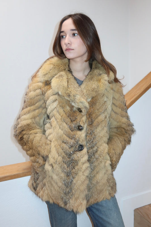 Manteau en fourrure galonnée fauve