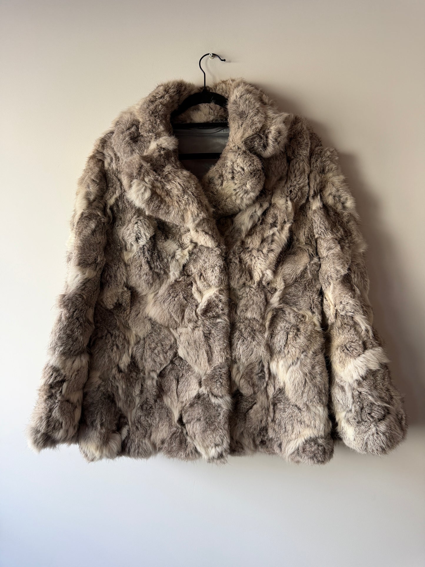 Manteau en fourrure gris et blanc