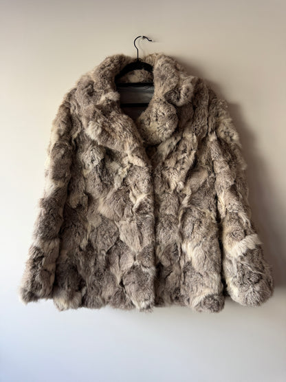 Manteau en fourrure gris et blanc