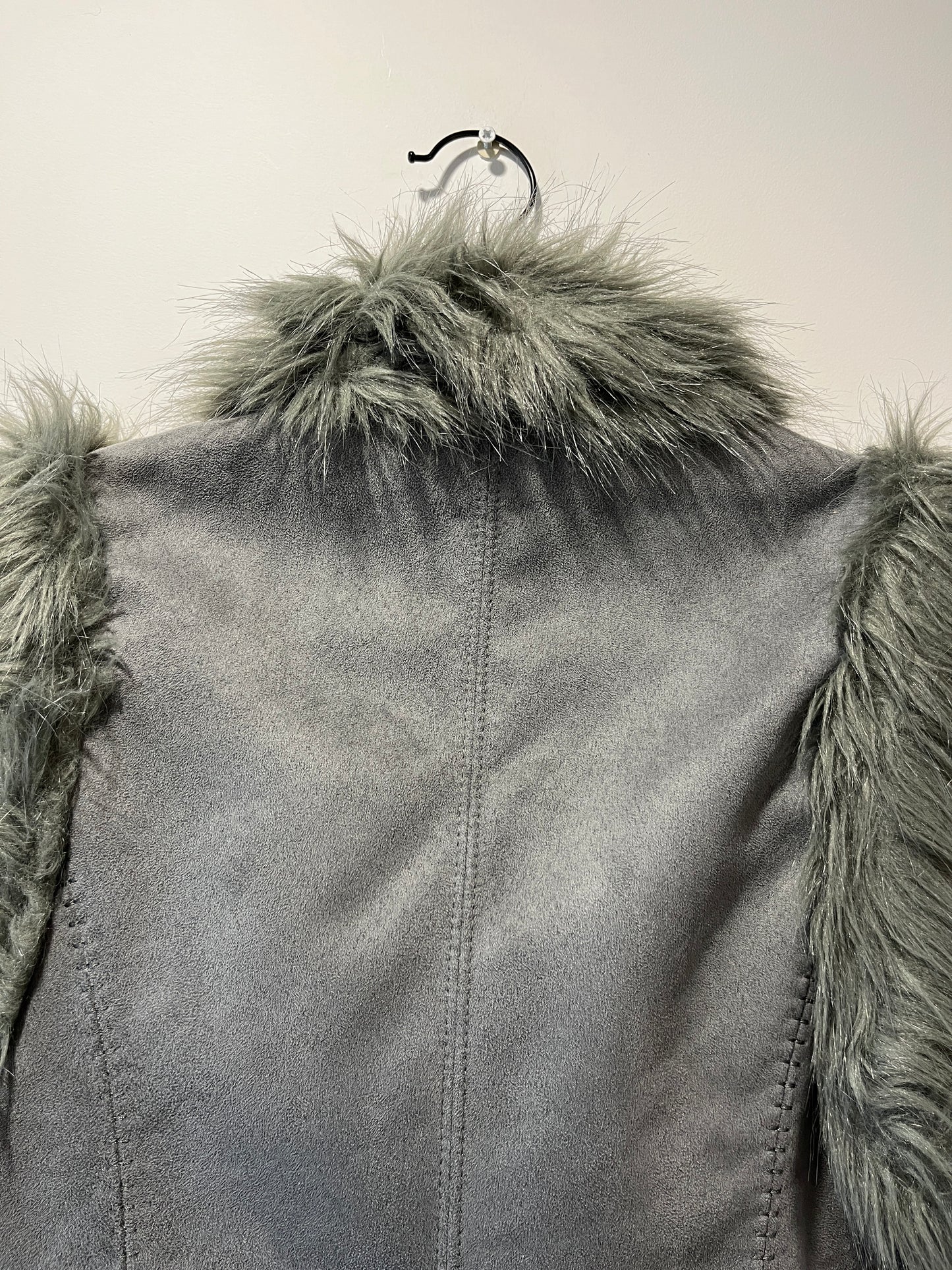 Gilet gris avec bordures en fausse fourrure