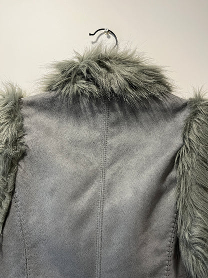Gilet gris avec bordures en fausse fourrure