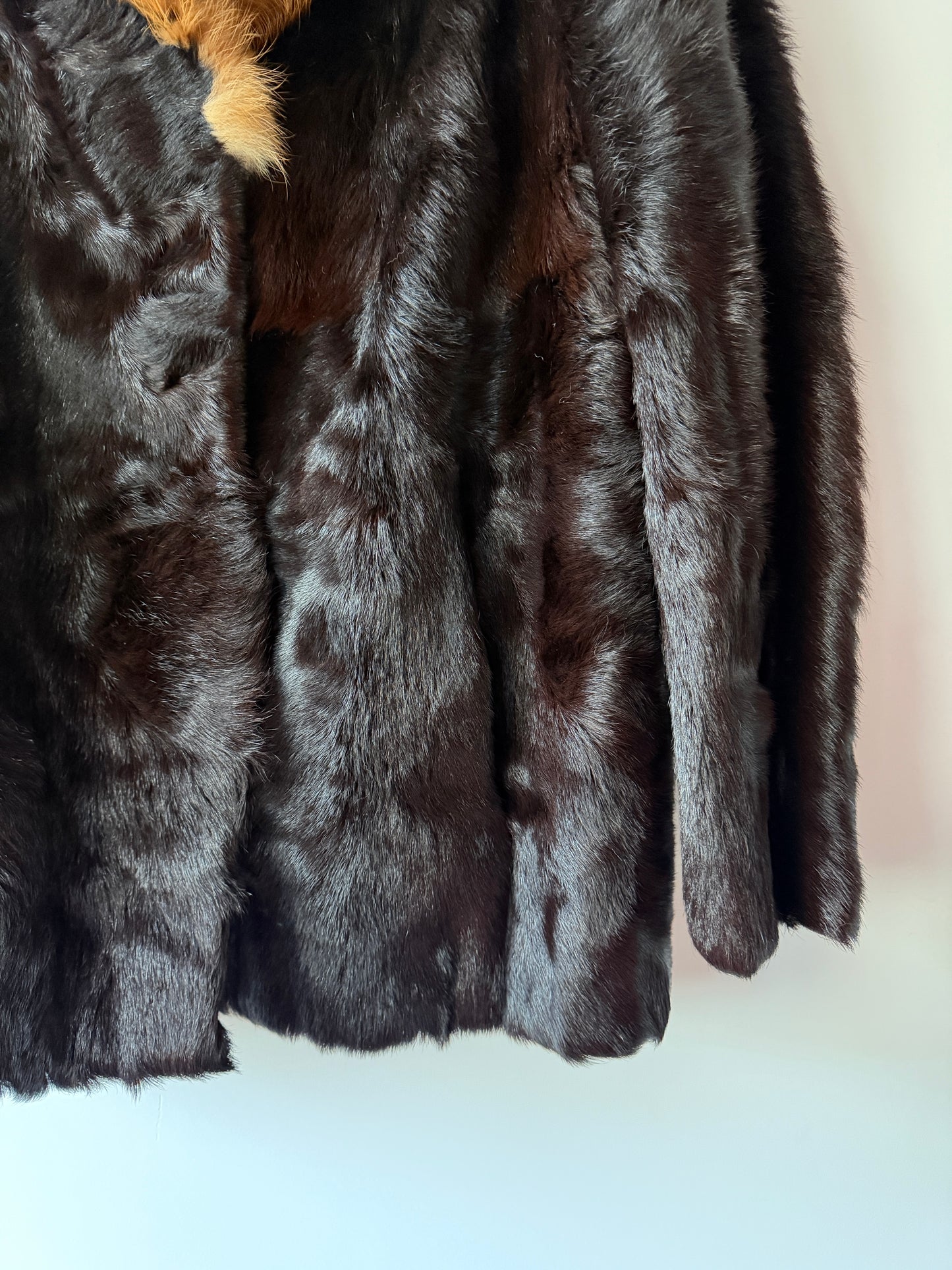 Manteau en fourrure marron et col roux