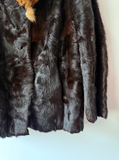 Manteau en fourrure marron et col roux