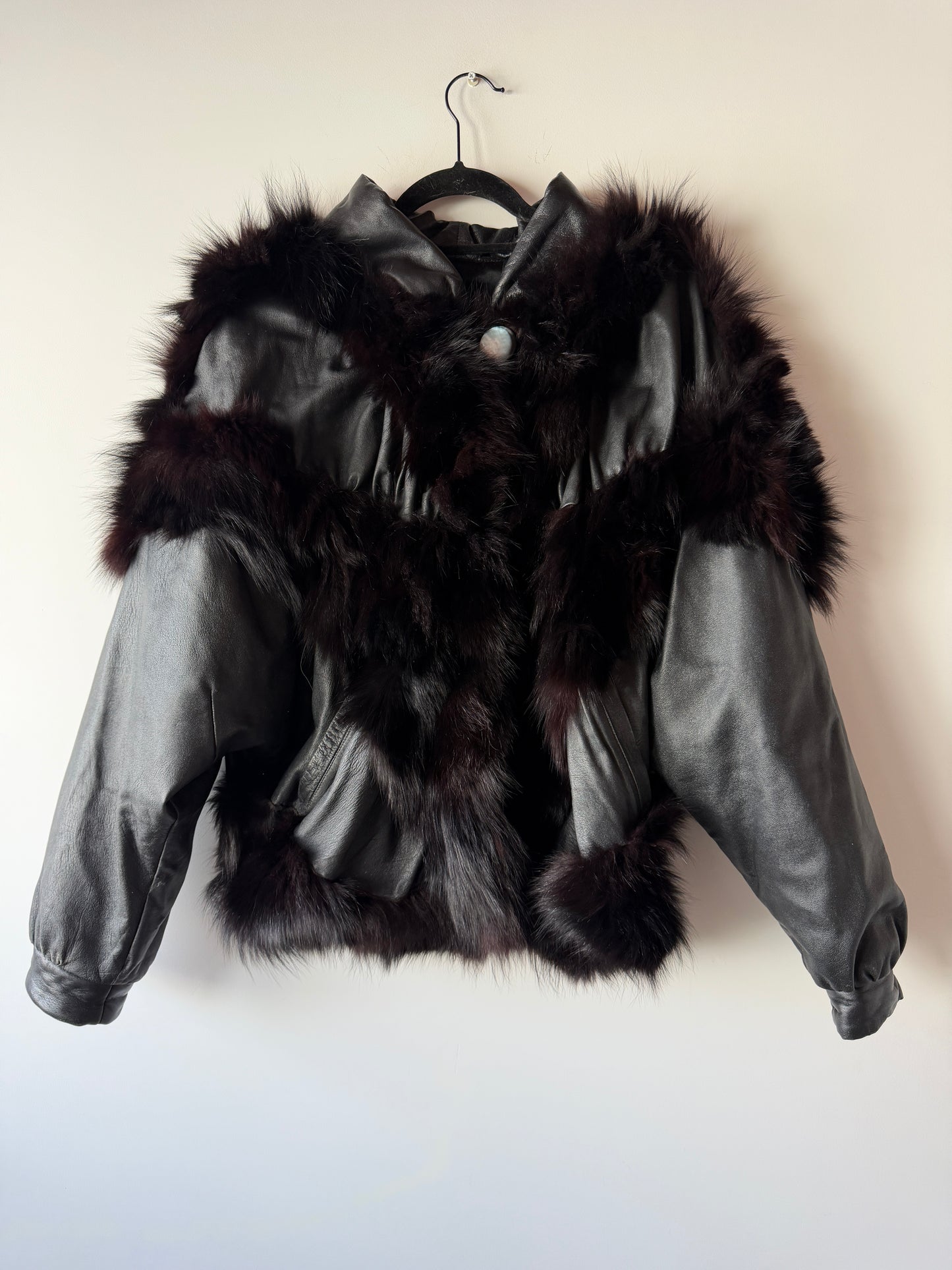 Veste en cuir et fourrure à manches chauve-souris
