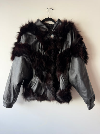 Veste en cuir et fourrure à manches chauve-souris