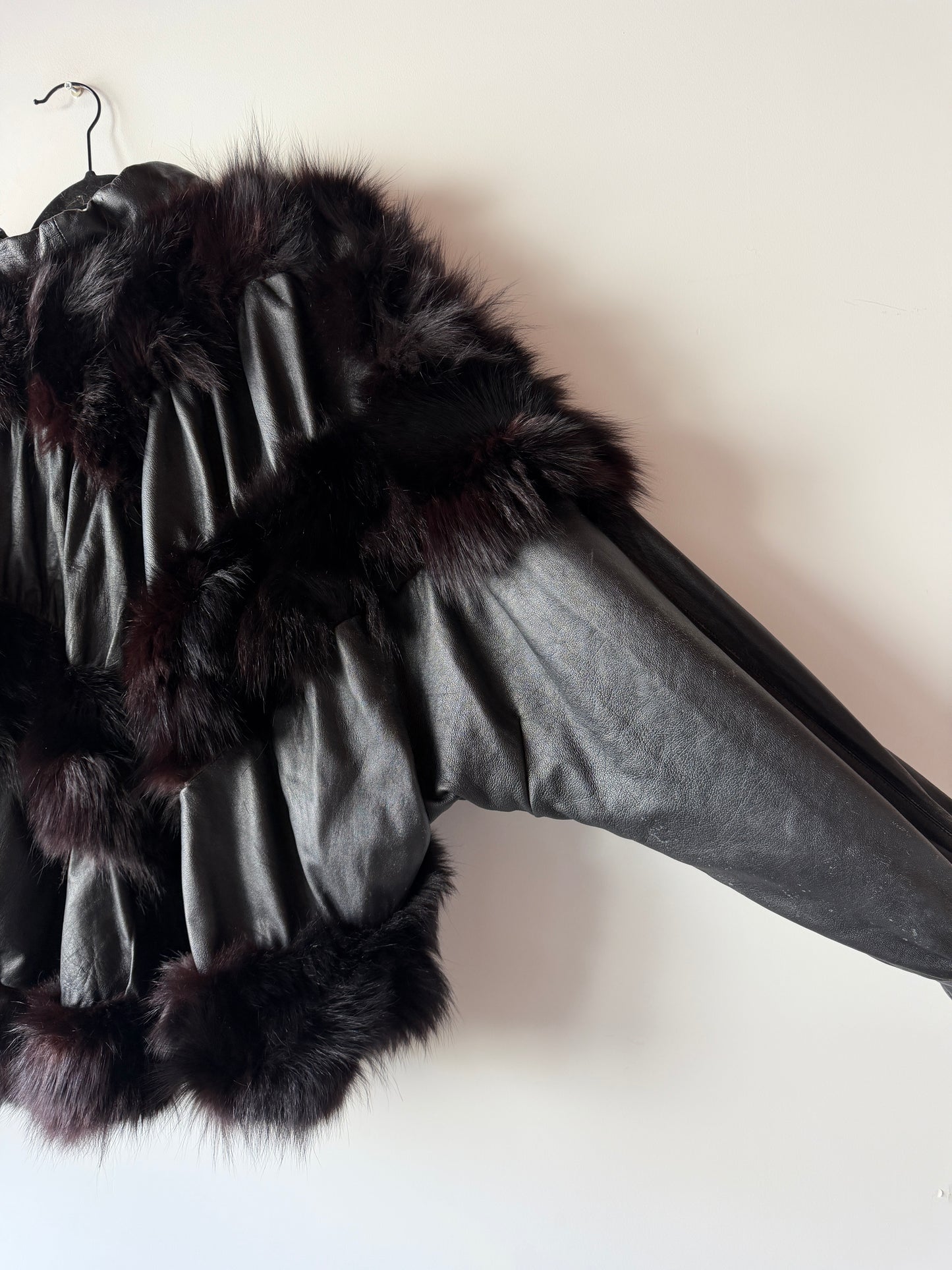 Veste en cuir et fourrure à manches chauve-souris