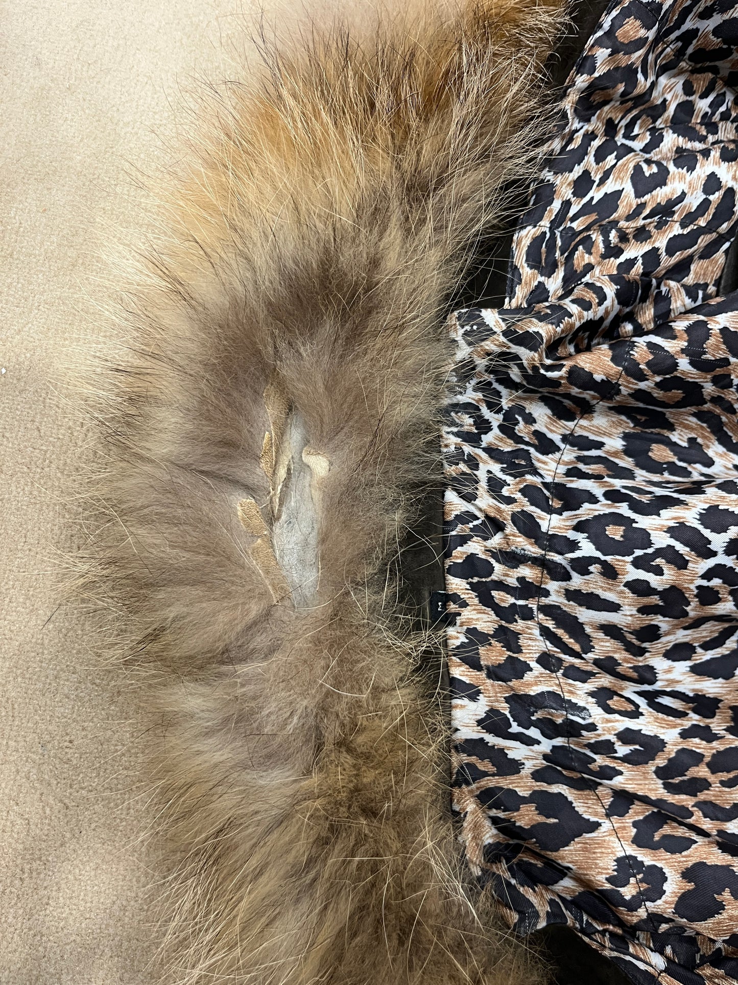 Veste en cuir avec bordures en fourrure