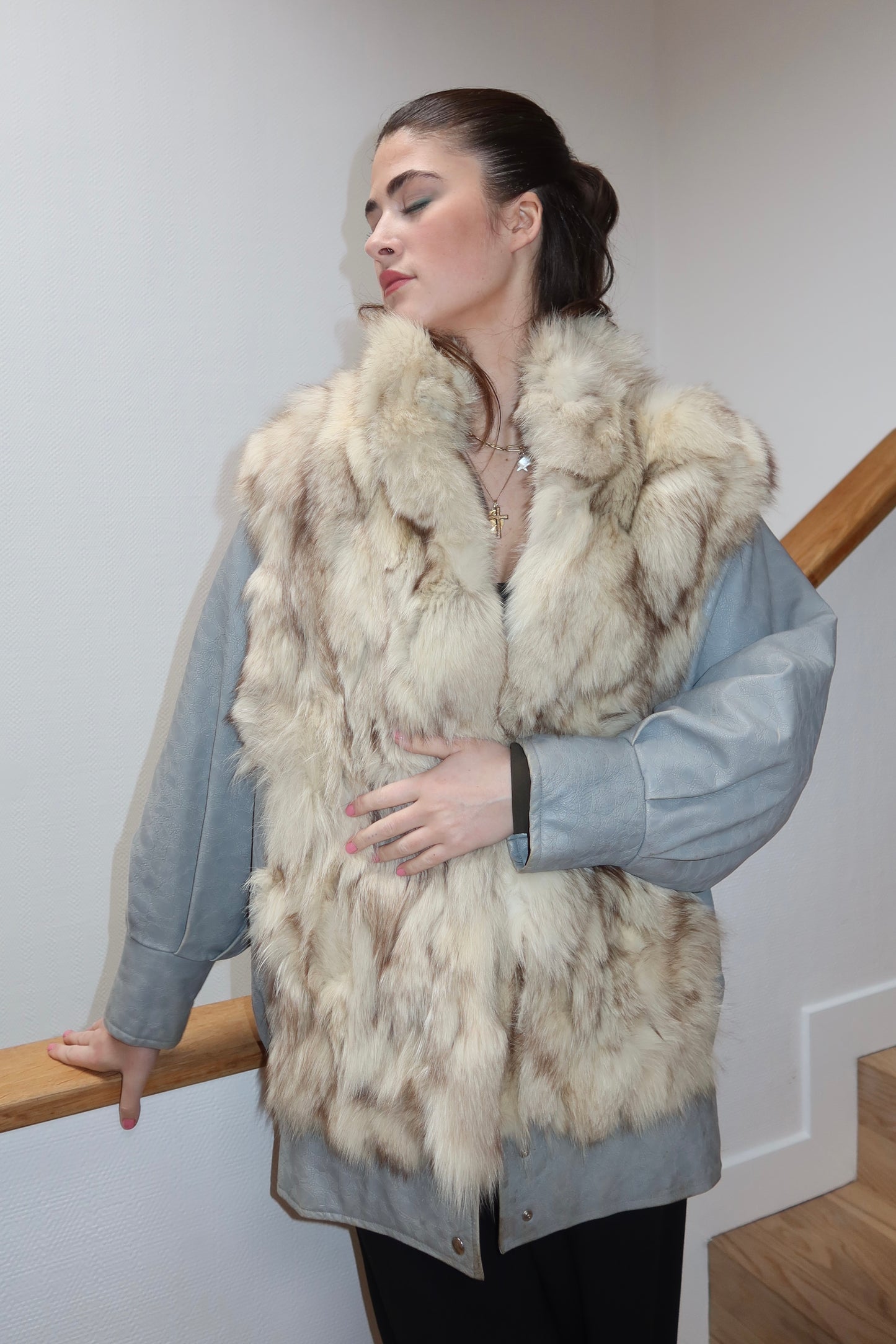 Veste en fourrure blanche et manches en cuir