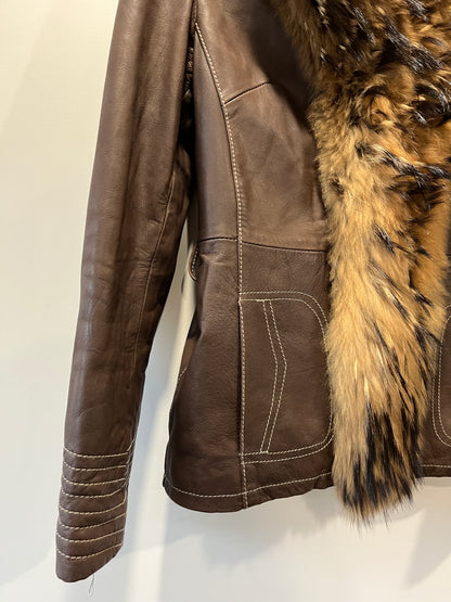 Veste en cuir marron et bordures en fourrure