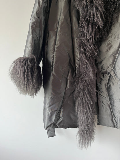 Manteau mi-long gris avec bordures en fourrure