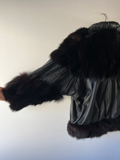 Veste en cuir et fourrure à manches chauve-souris