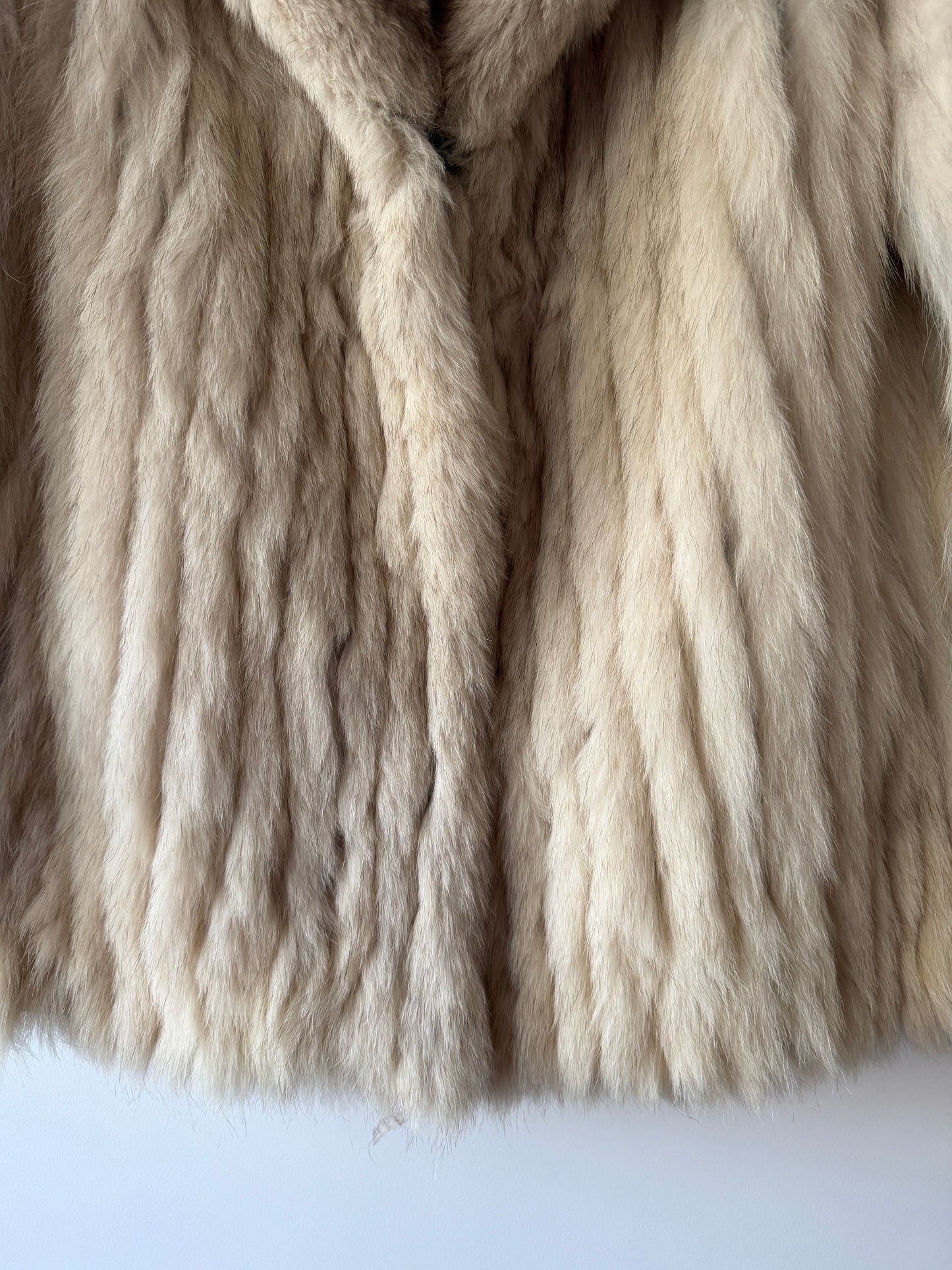 Manteau en fourrure galonné blanc