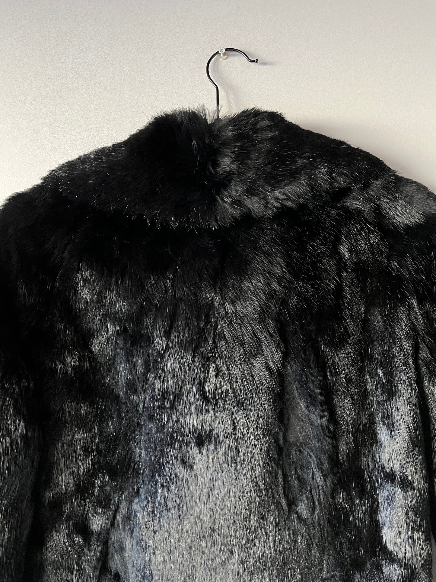 Manteau long noir en fourrure