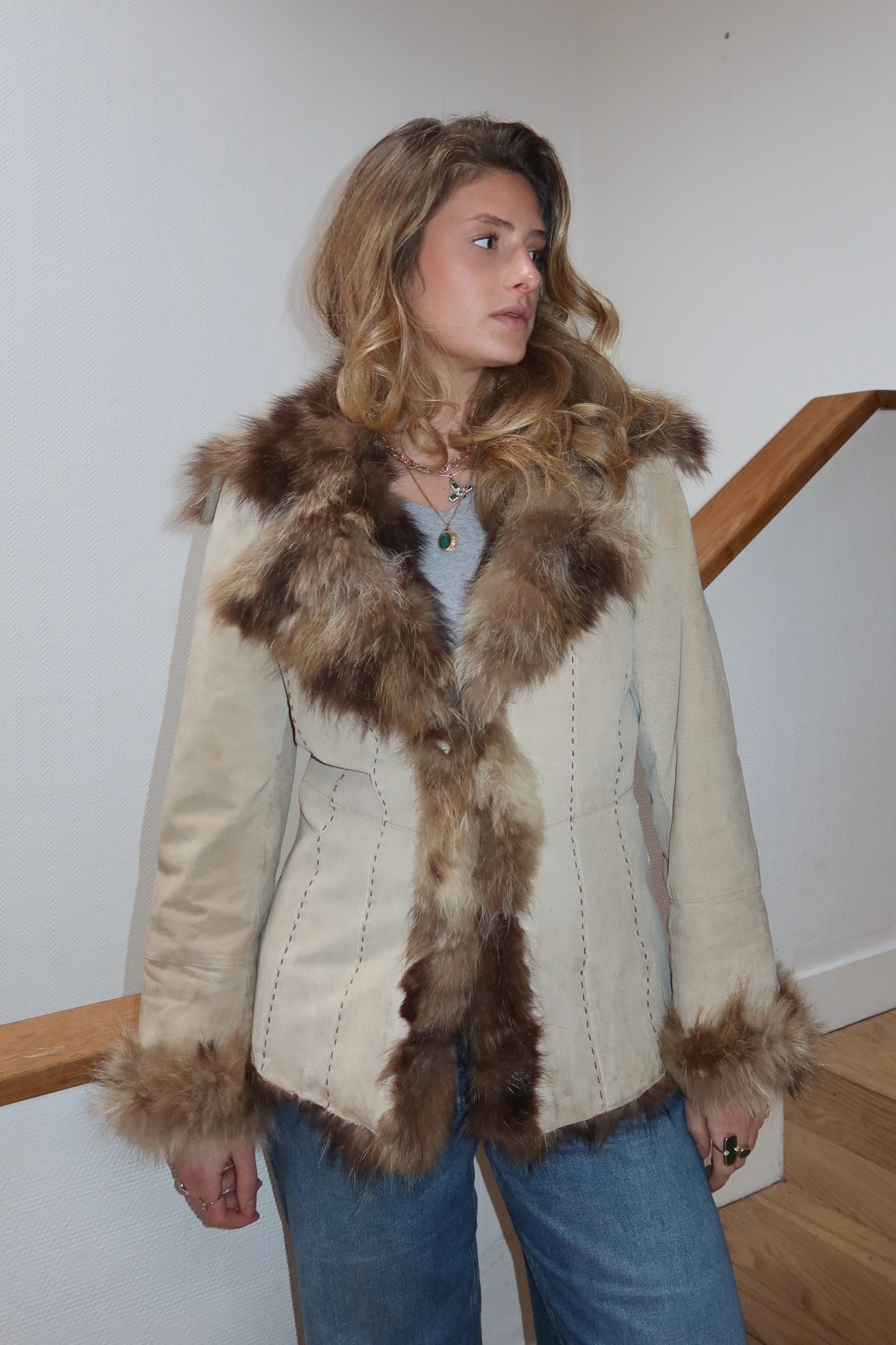 Veste en cuir beige avec bordures en fourrure