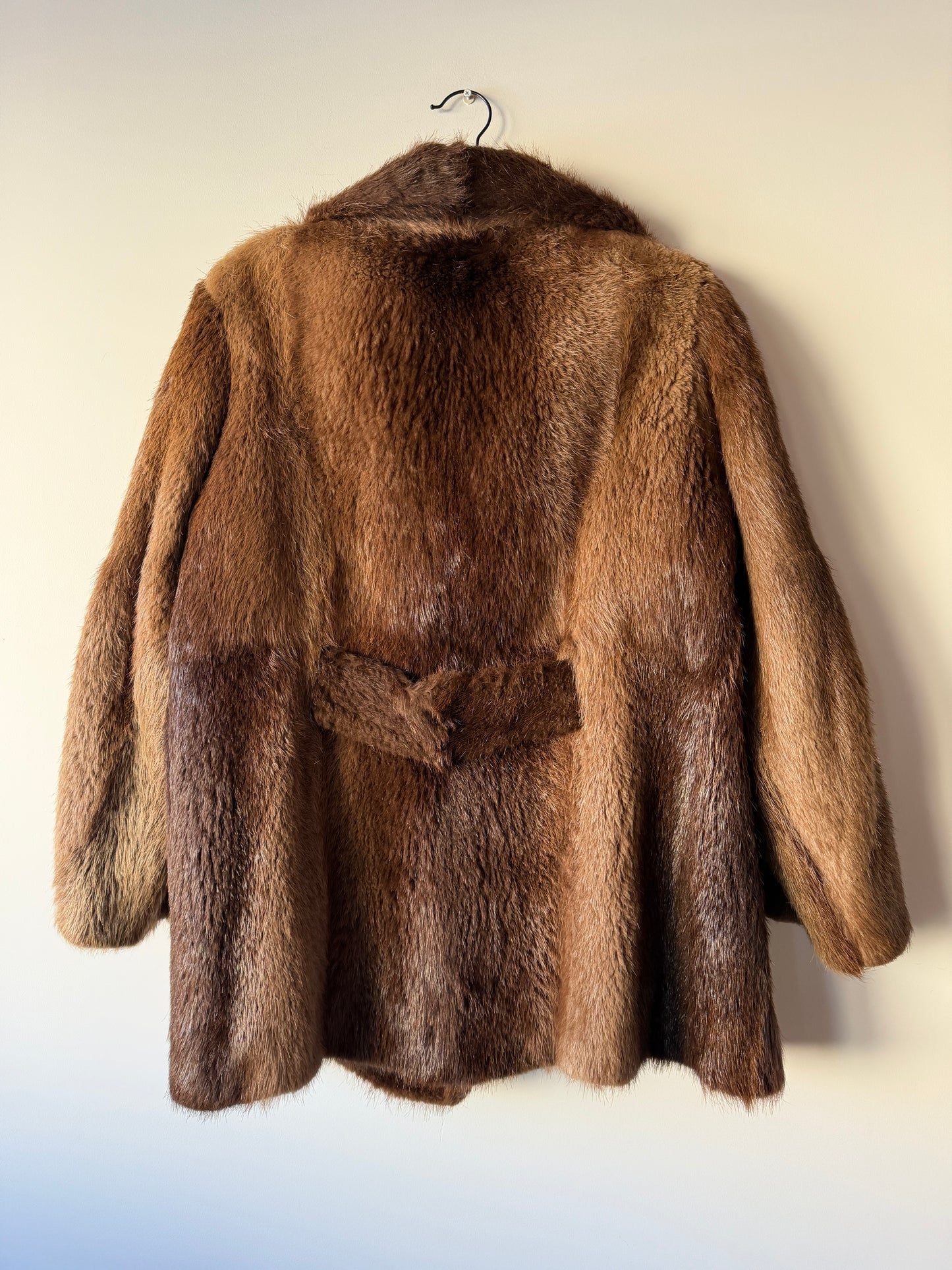Manteau en fourrure forme caban