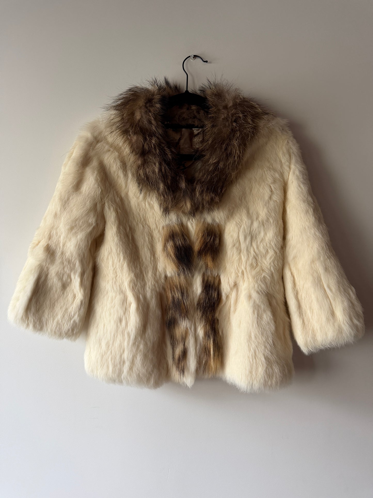 Veste en fourrure blanche et col gris