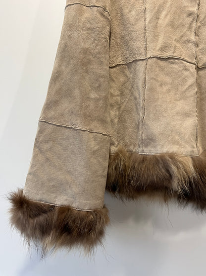 Veste en cuir beige avec bordures en fourrure