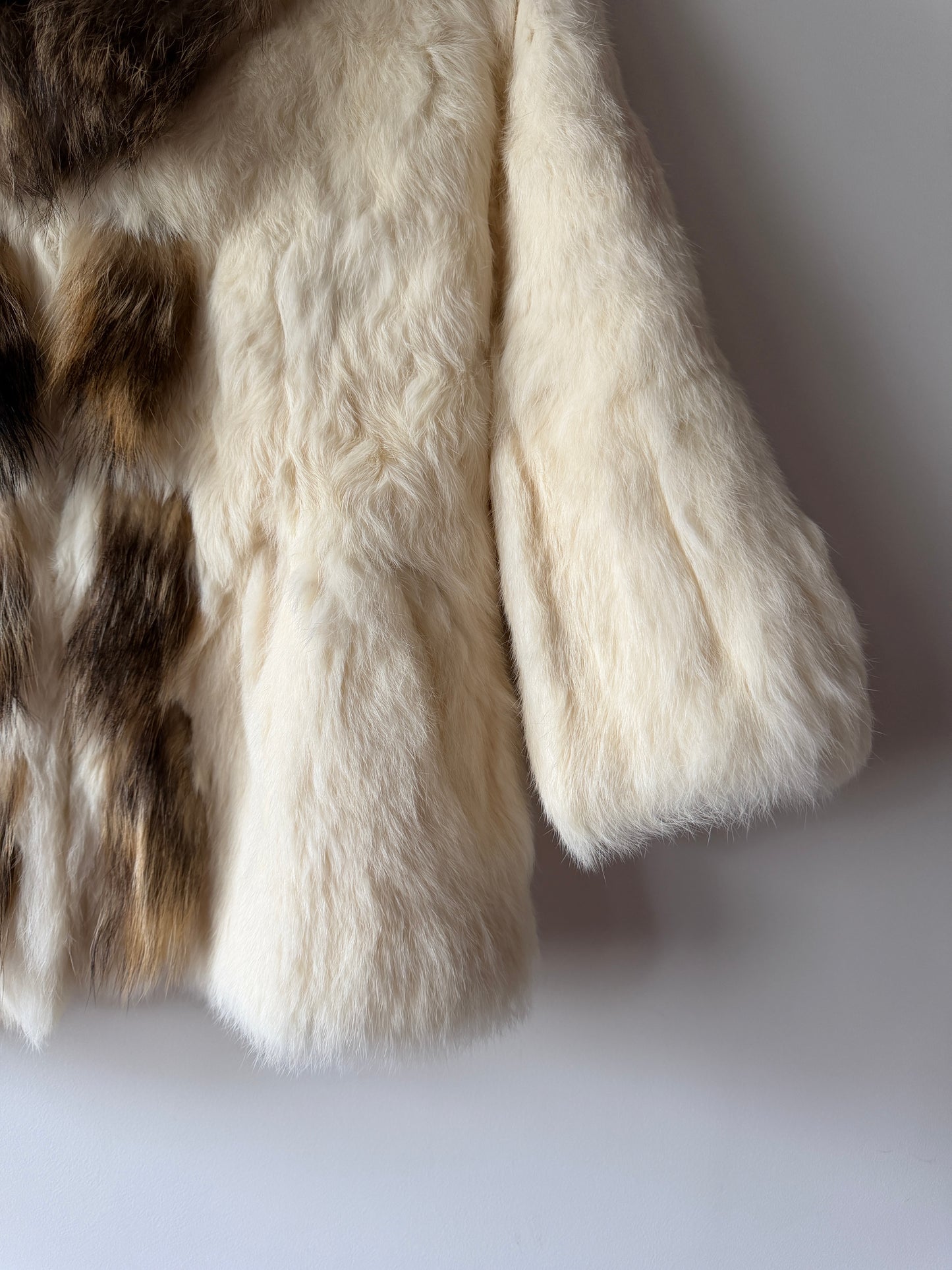 Veste en fourrure blanche et col gris