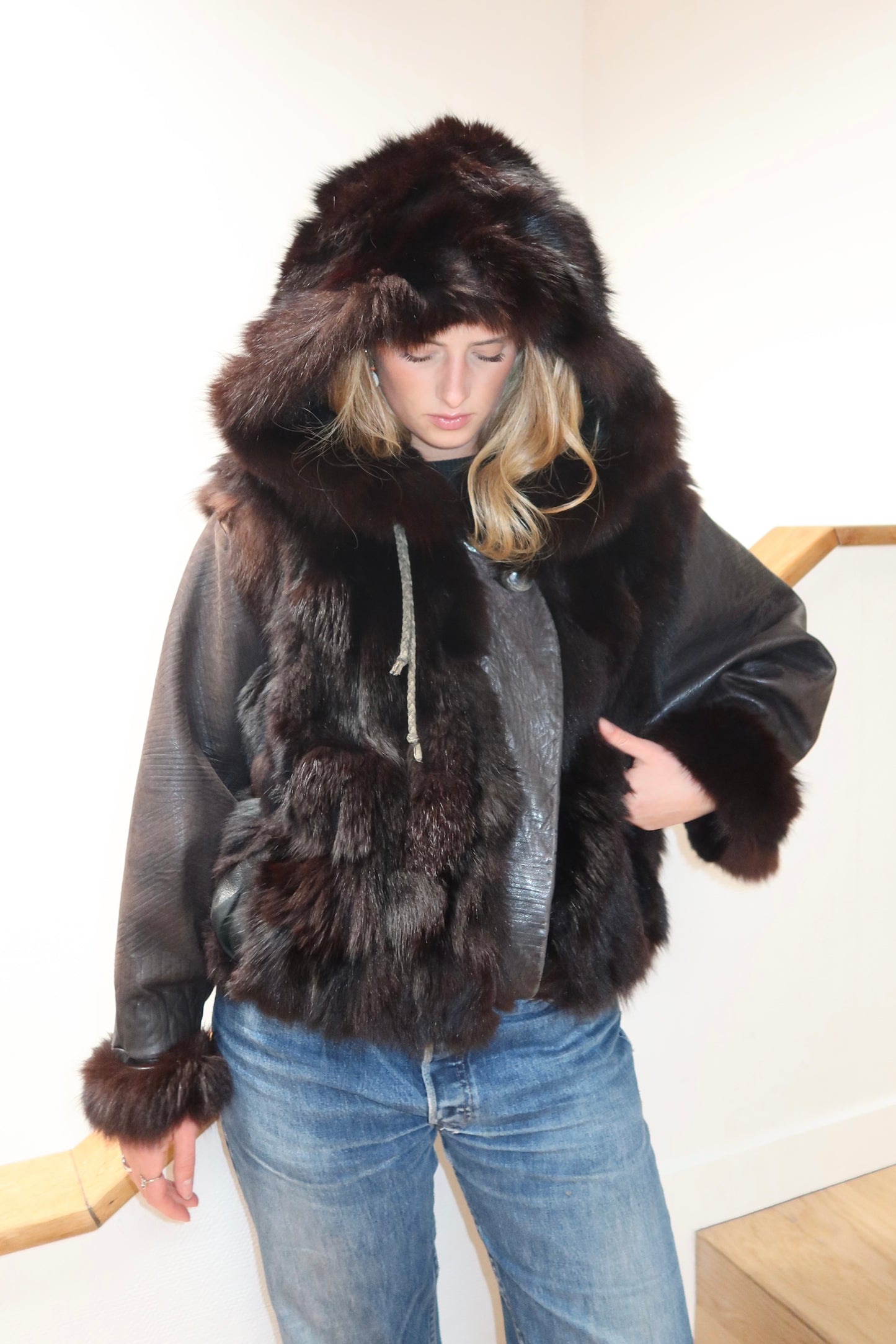 Veste en fourrure et cuir marron à capuche