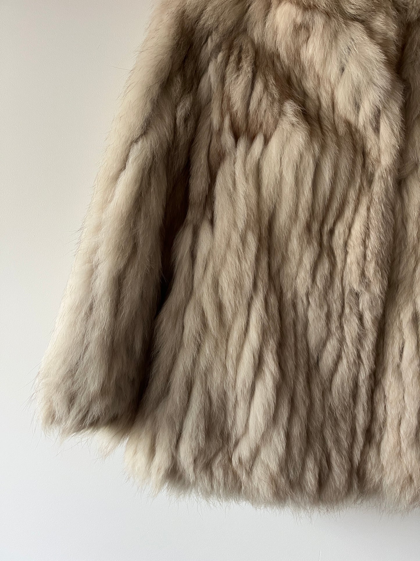 Manteau en fourrure galonné blanc