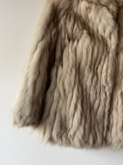 Manteau en fourrure galonné blanc