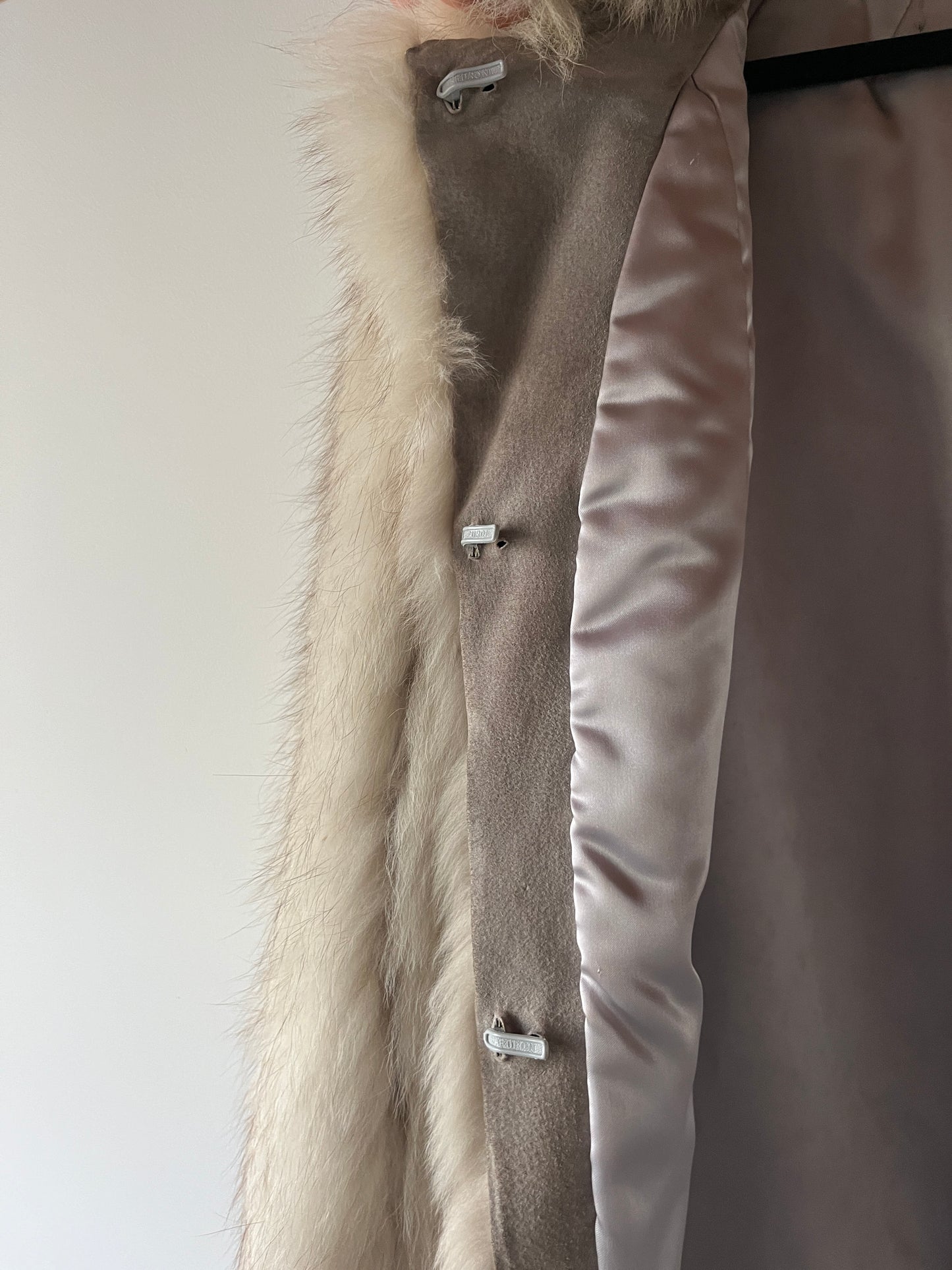 Manteau en fourrure galonné blanc
