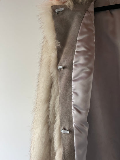 Manteau en fourrure galonné blanc
